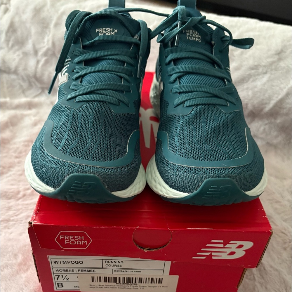New Balance Green Athletic Shoes with Mesh Upper and Lace-Up Design